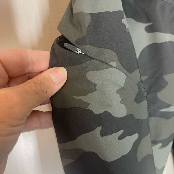 Athleta camo contender 7/8 tights leggings, size small - Picture 4 of 10